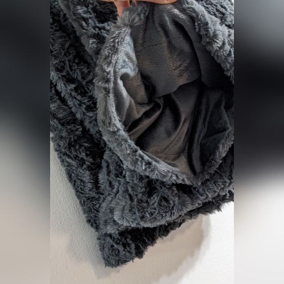 NWT Interiors By Design Grey Reversible Textured Fur To Mink Throw, 50" x 60" - Picture 5 of 6